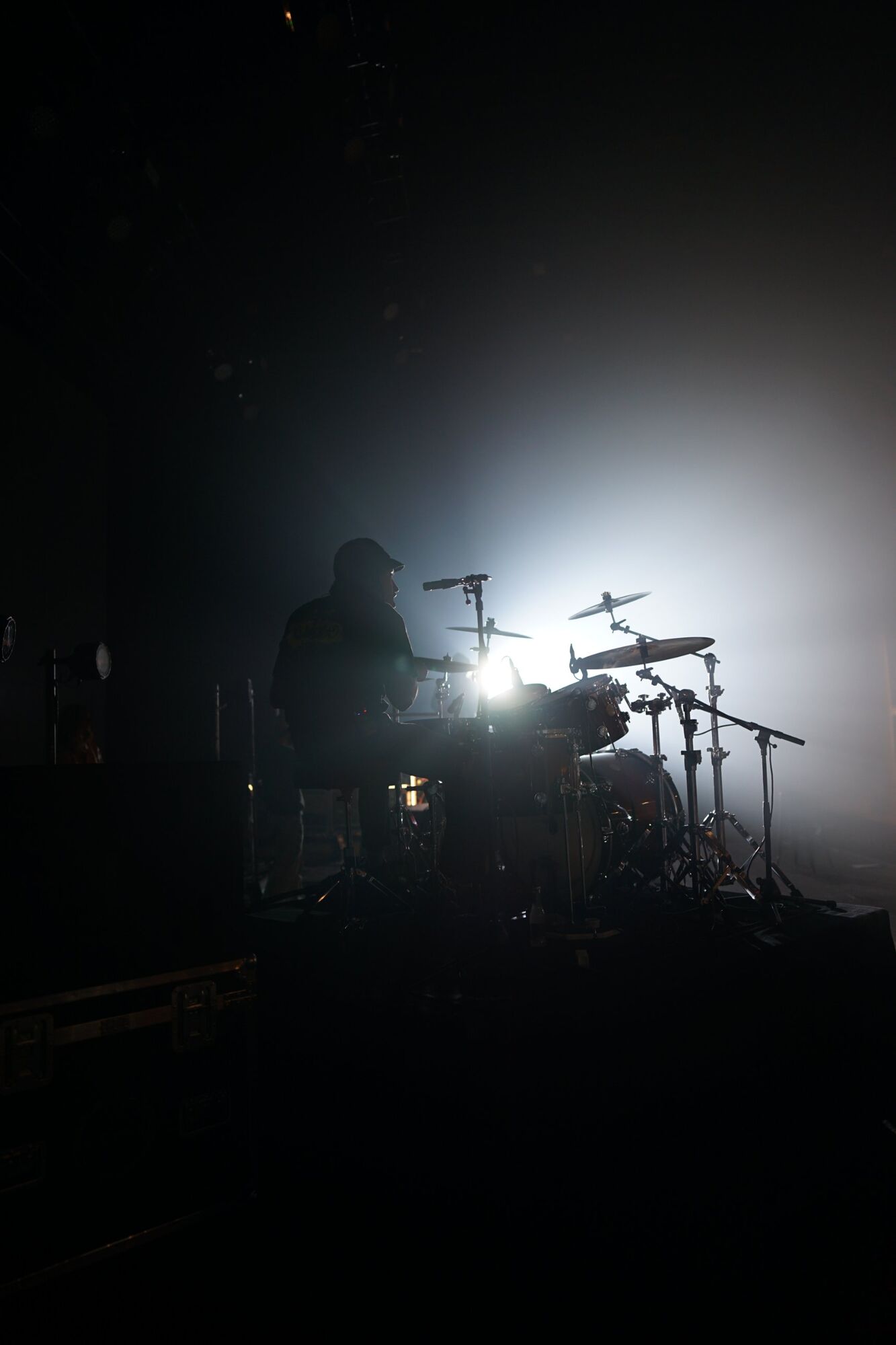 Batteur en contre-jour dans la fumée de scène