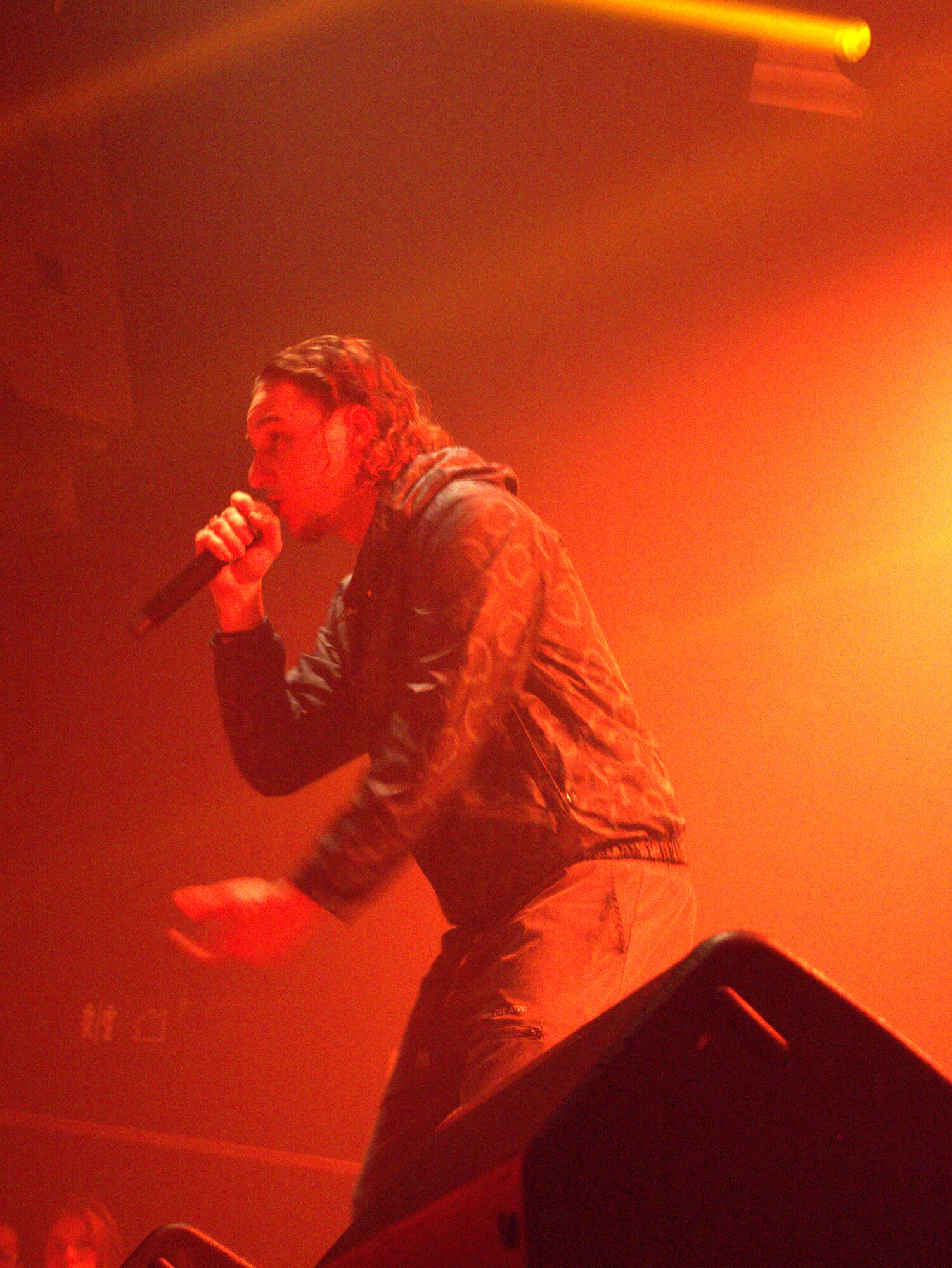 J9uve sur scène, faisceaux orange, rouges et bleus, photo 3