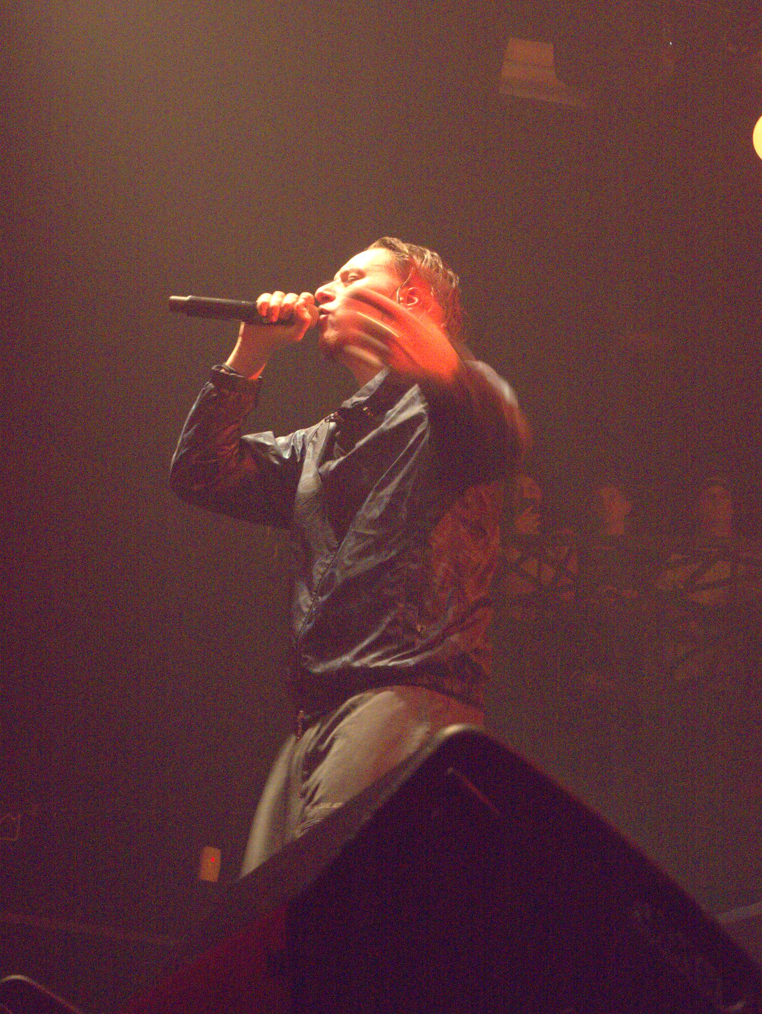 J9uve sur scène, faisceaux orange, rouges et bleus, photo 4
