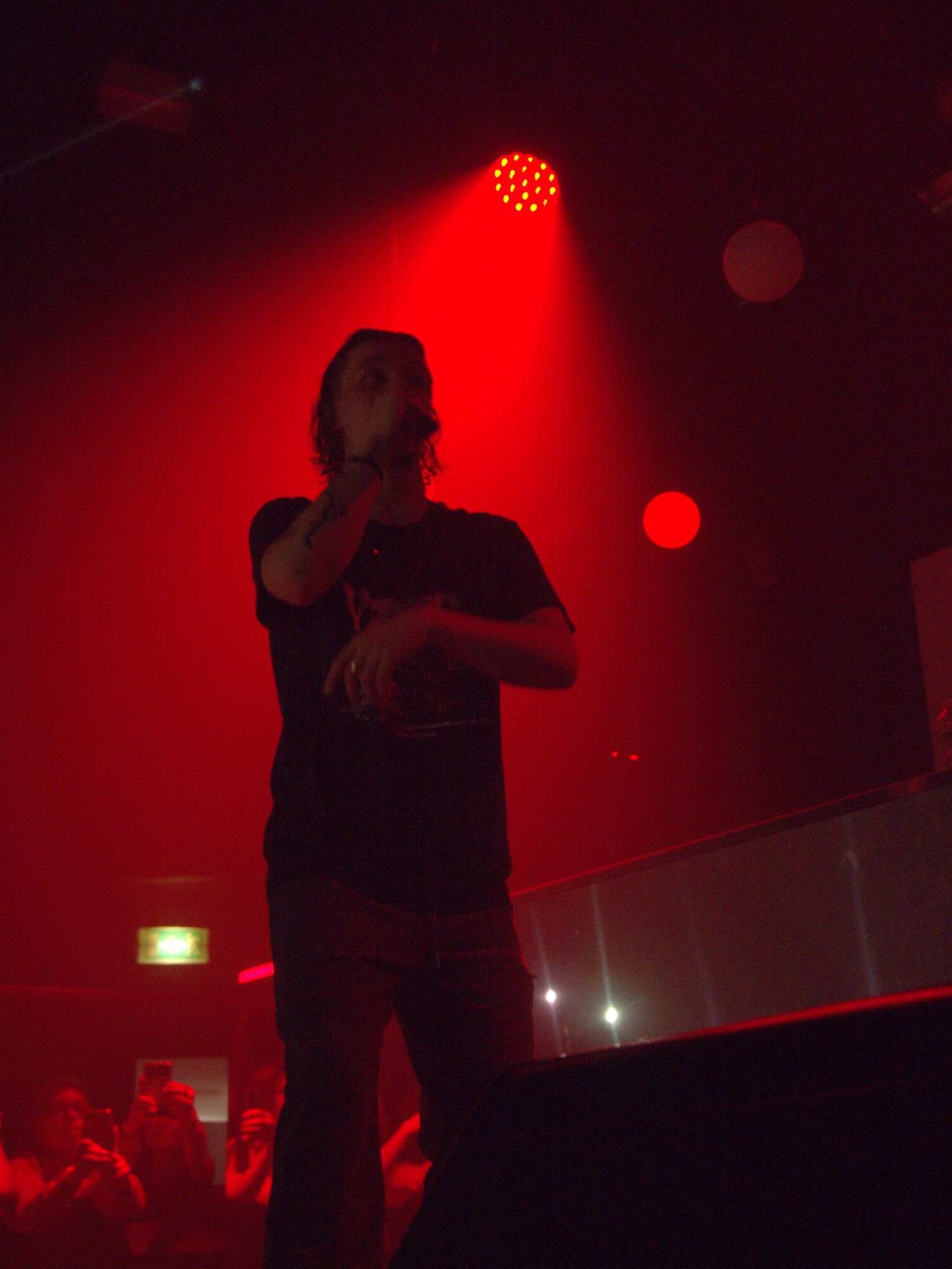 J9uve sur scène, faisceaux orange, rouges et bleus, photo 7