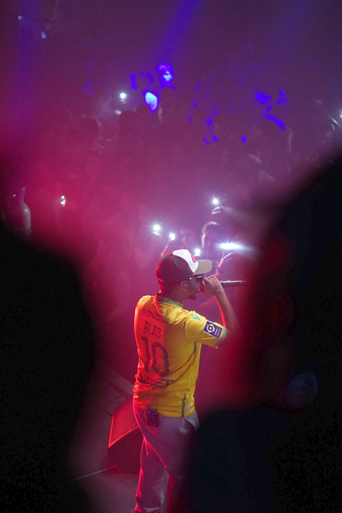 Leto et Guy2Bezbar sur scène, lumières rouges et bleues, photo 2