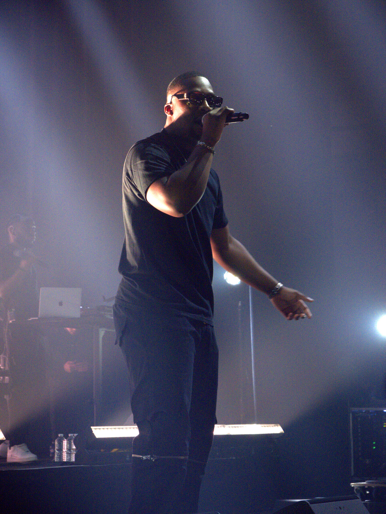 Rappeur SDM sur scène, faisceaux de lumière et fumée, photo 3