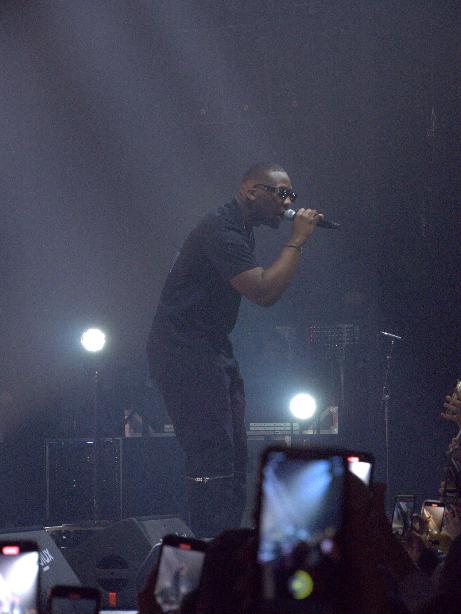 Rappeur SDM sur scène, faisceaux de lumière et fumée, photo 5