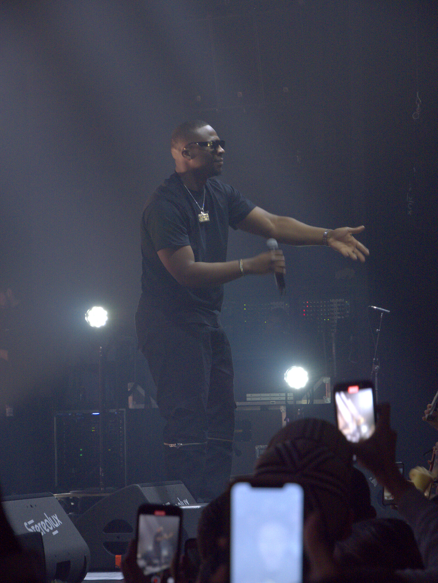 Rappeur SDM sur scène, faisceaux de lumière et fumée, photo 6