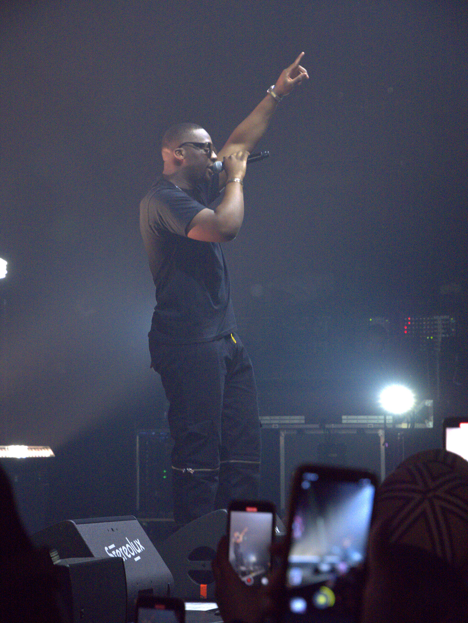 Rappeur SDM sur scène, faisceaux de lumière et fumée, photo 7