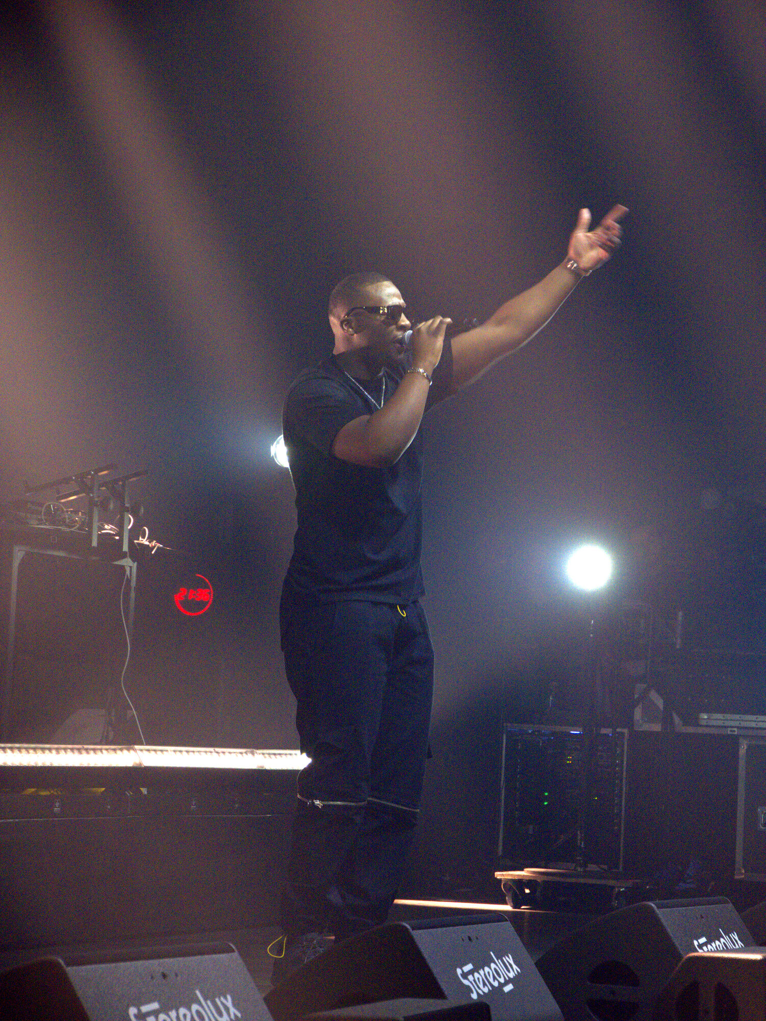 Rappeur SDM sur scène, faisceaux de lumière et fumée, photo 8