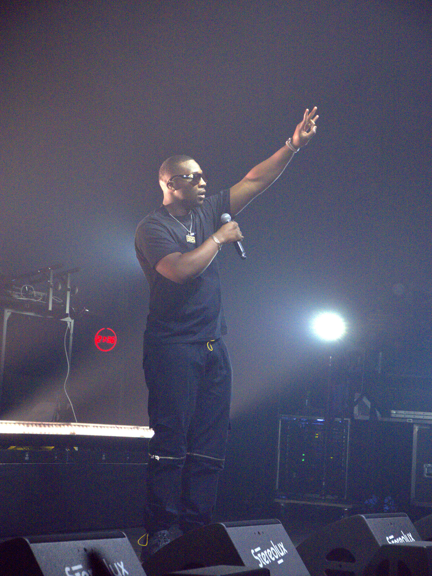 Rappeur SDM sur scène, faisceaux de lumière et fumée, photo 9