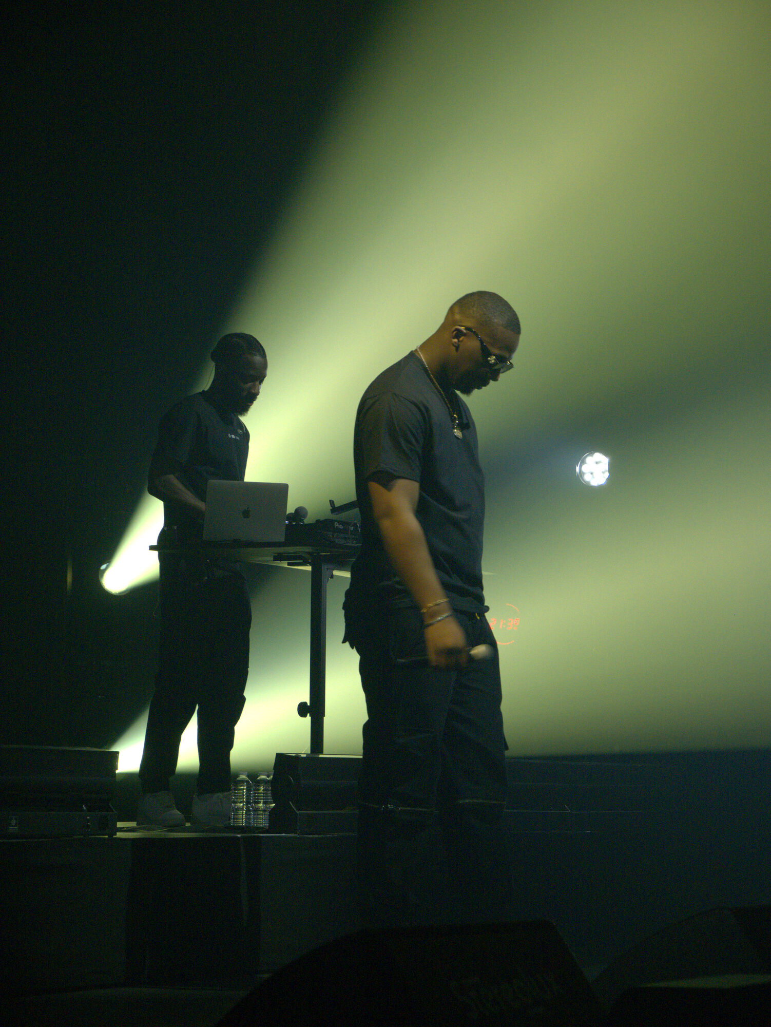 Rappeur SDM sur scène, faisceaux de lumière et fumée, photo 10