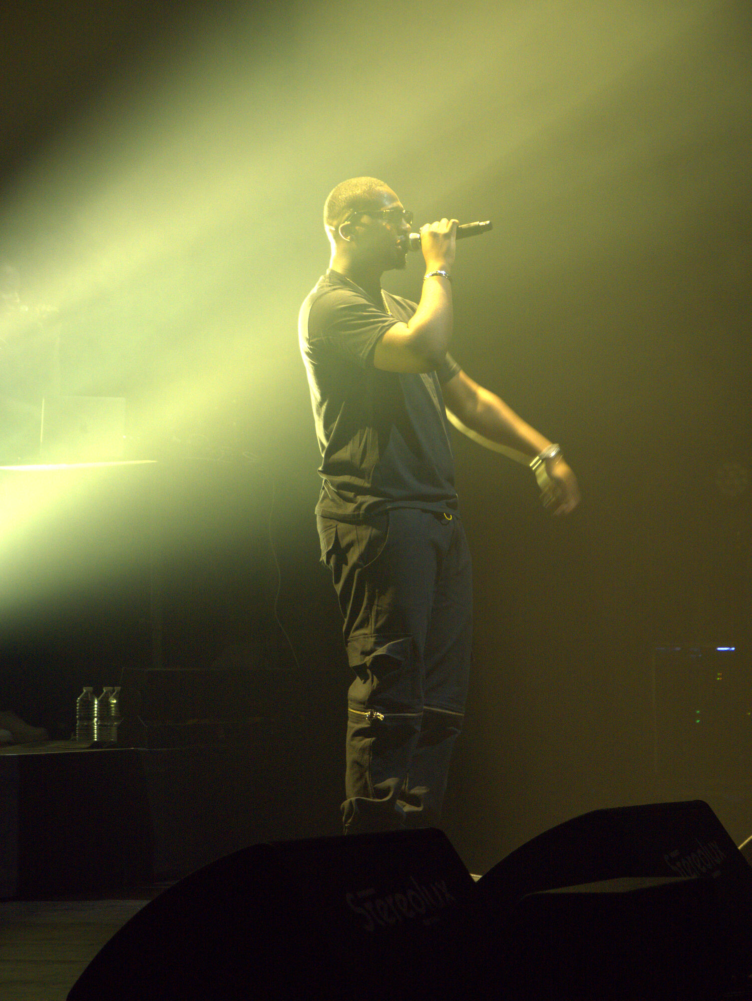Rappeur SDM sur scène, faisceaux de lumière et fumée, photo 11