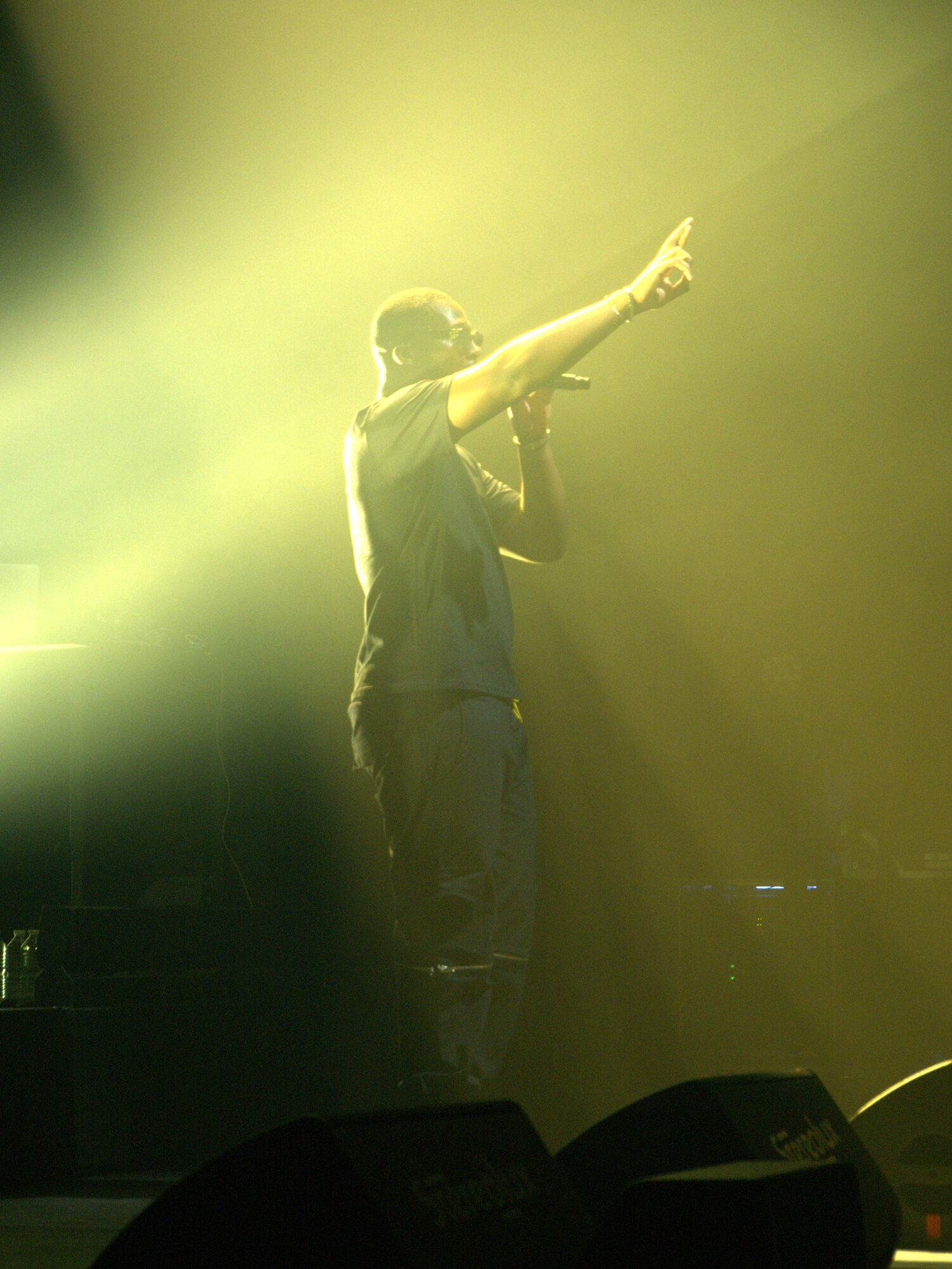Rappeur SDM sur scène, faisceaux de lumière et fumée, photo 12