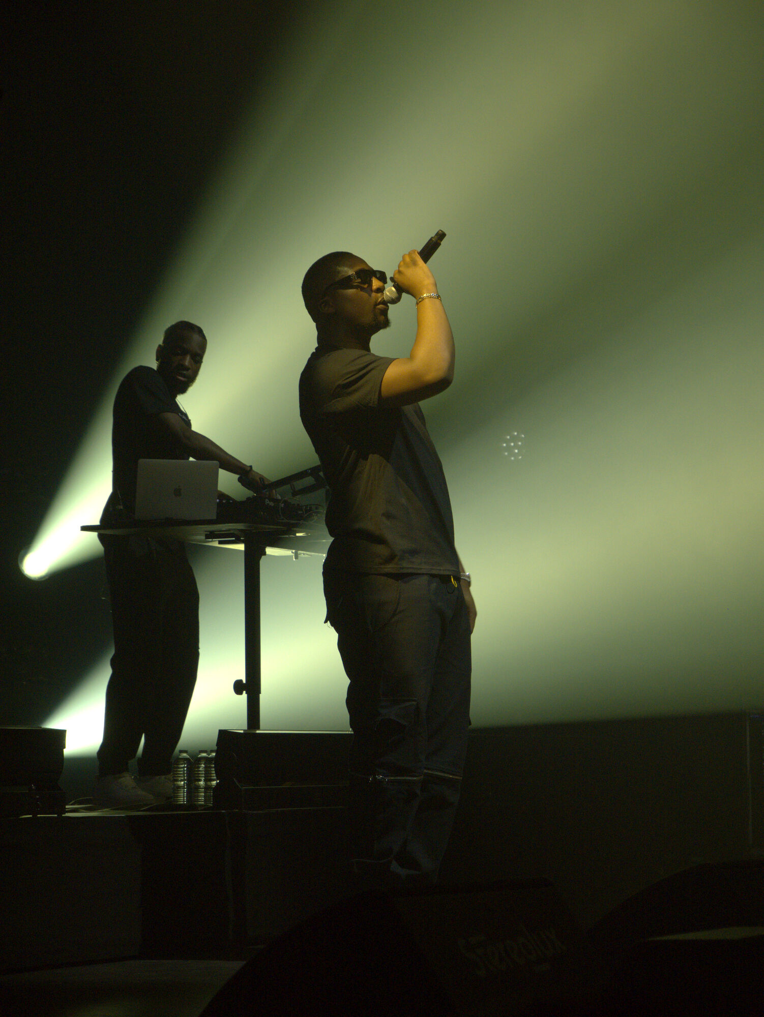 Rappeur SDM sur scène, faisceaux de lumière et fumée, photo 13