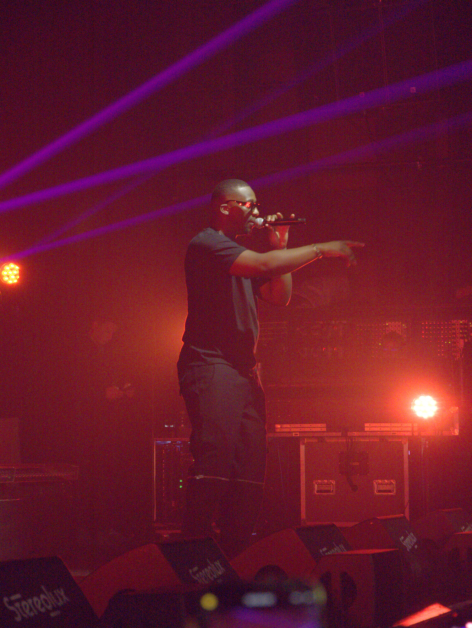 Rappeur SDM sur scène, faisceaux de lumière et fumée, photo 14