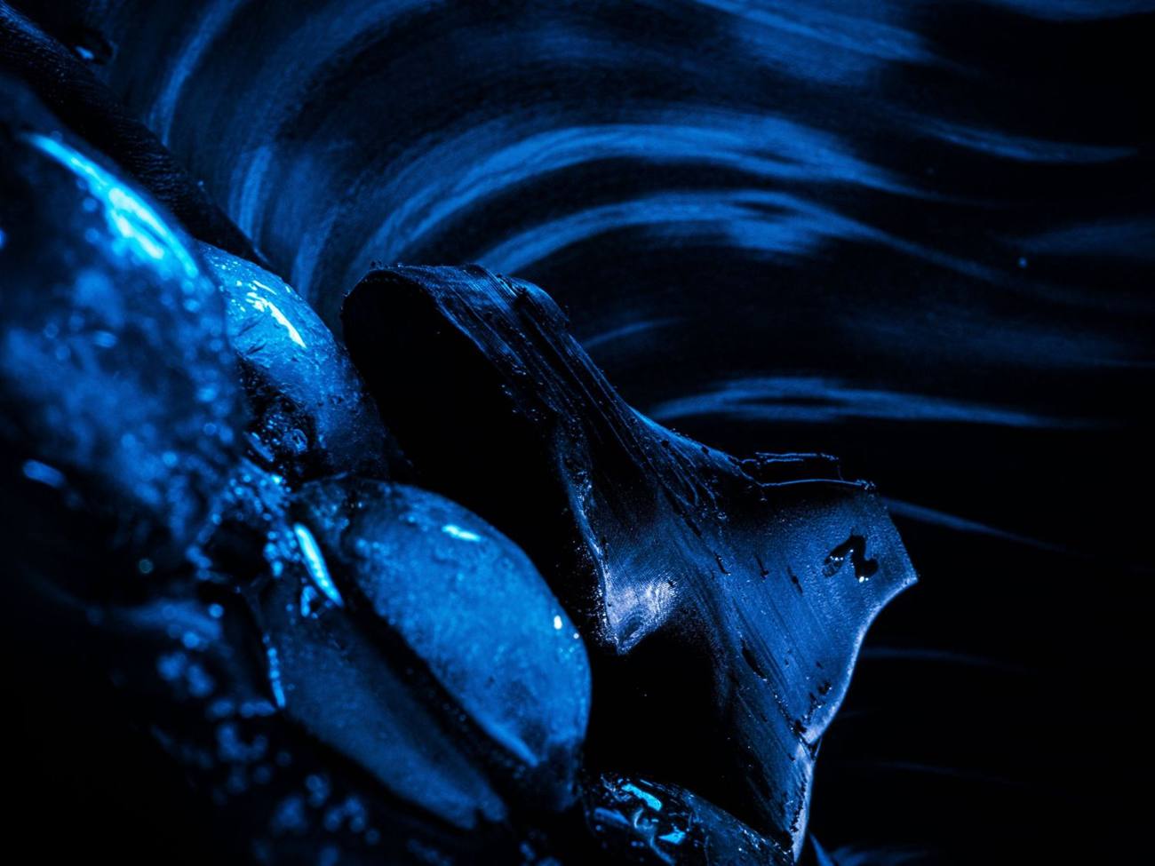 Rendu 3D d’une chaussure éclairée en bleu sur fond noir, projet Shoe 3D pour Laboratory Studio