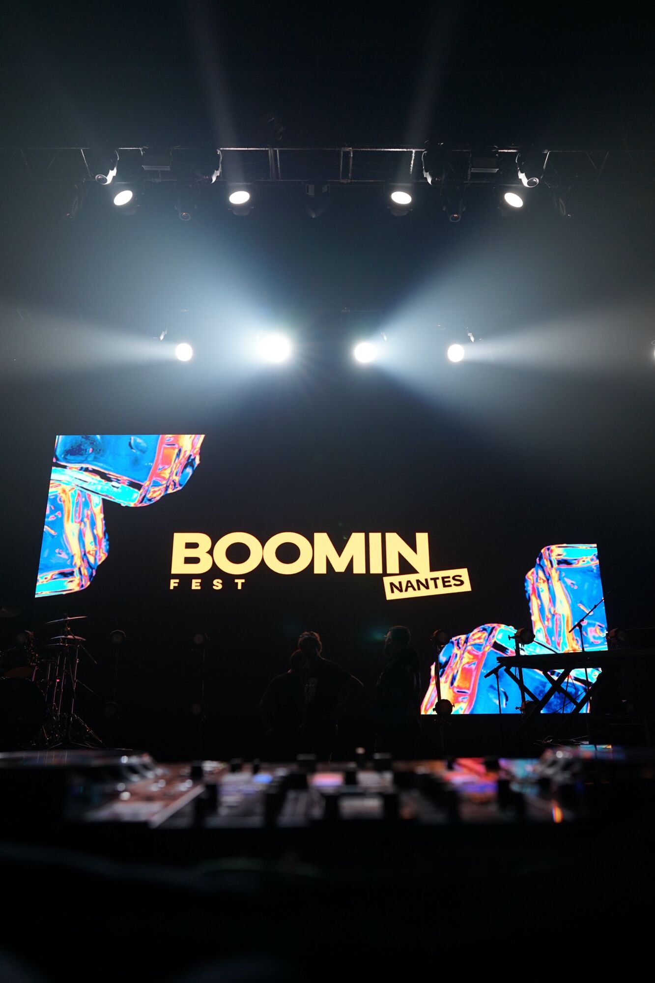 Écran de scène du Boomin Fest Nantes avant le concert, projecteurs au plafond