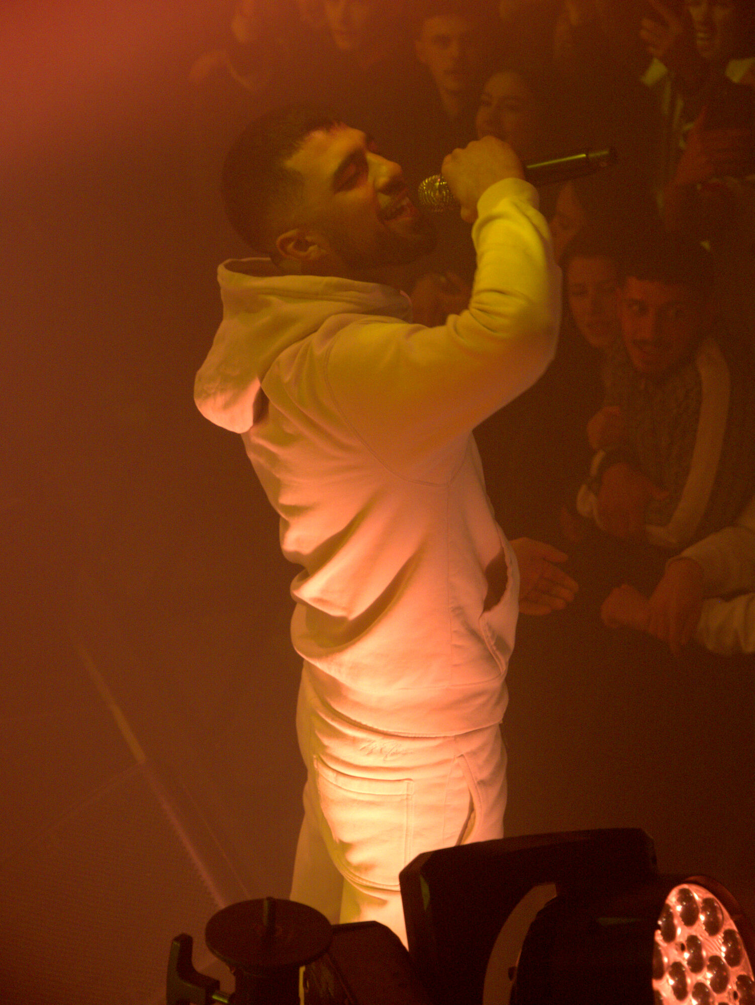 Rappeur ZKR sur scène, lumières chaudes, photo 1