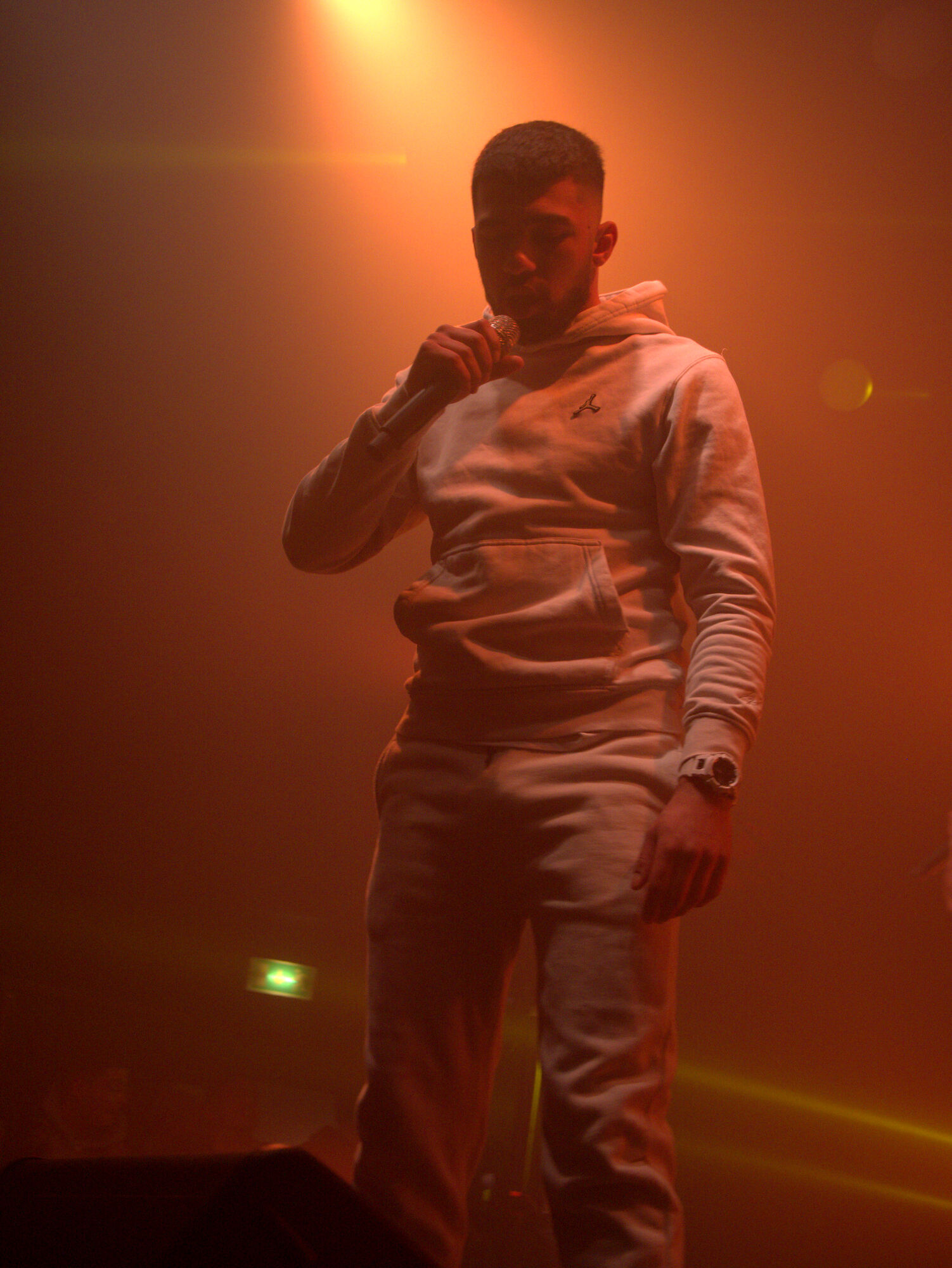 Rappeur ZKR sur scène, lumières chaudes, photo 2