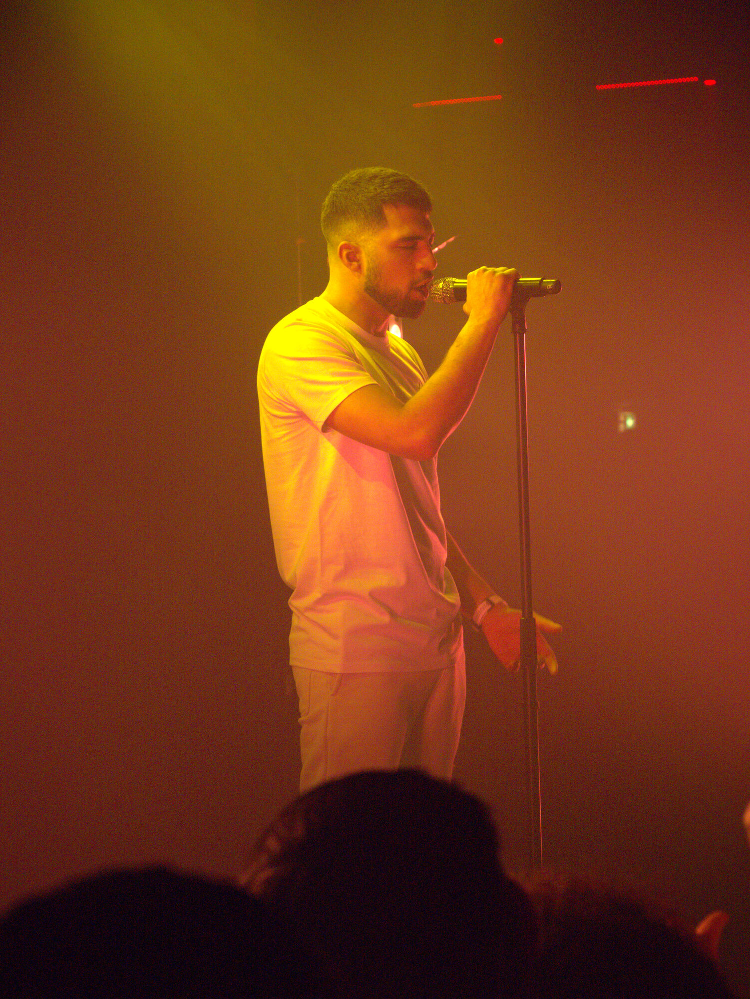 Rappeur ZKR sur scène, lumières chaudes, photo 3