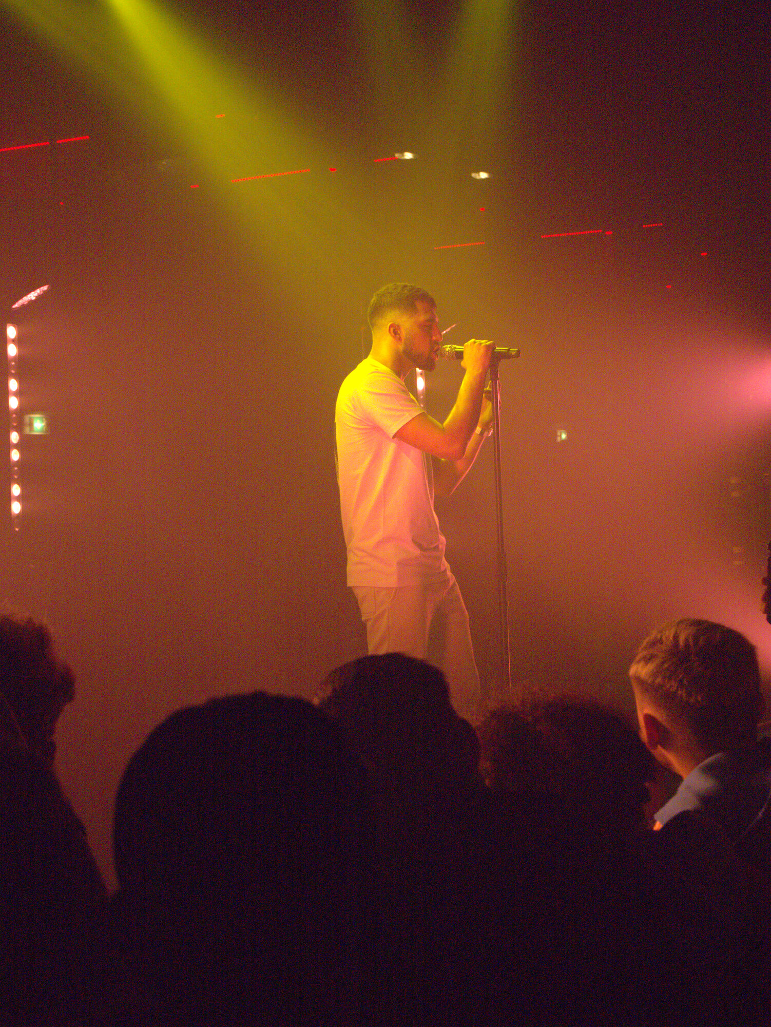 Rappeur ZKR sur scène, lumières chaudes, photo 4