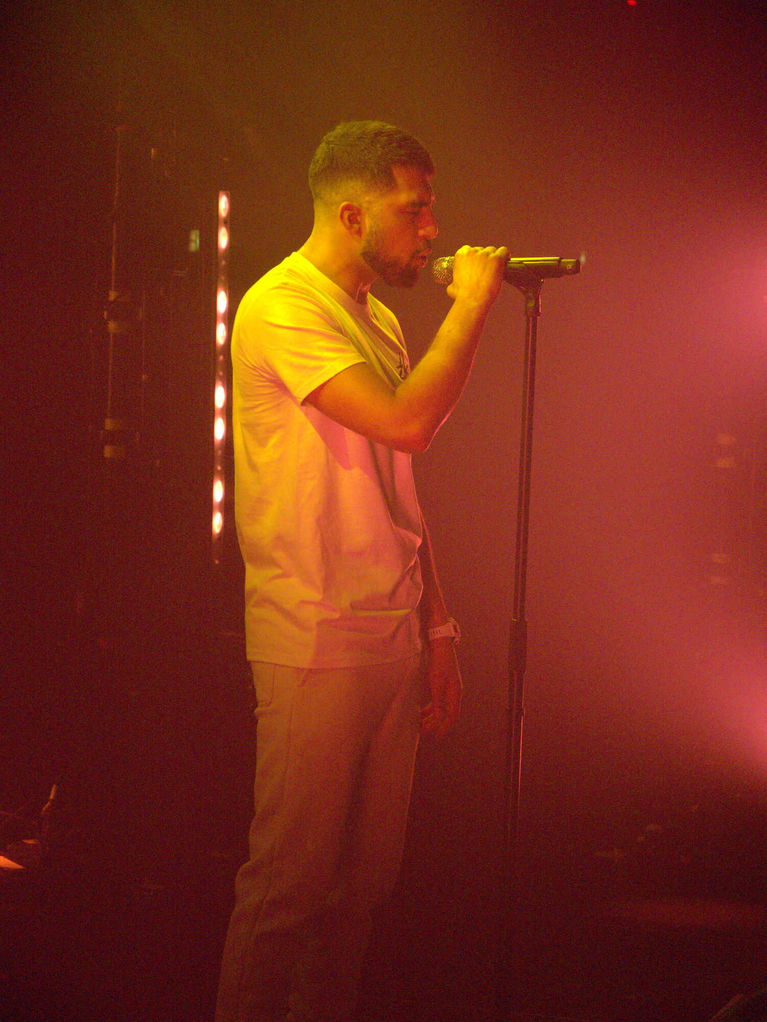 Rappeur ZKR sur scène, lumières chaudes, photo 5