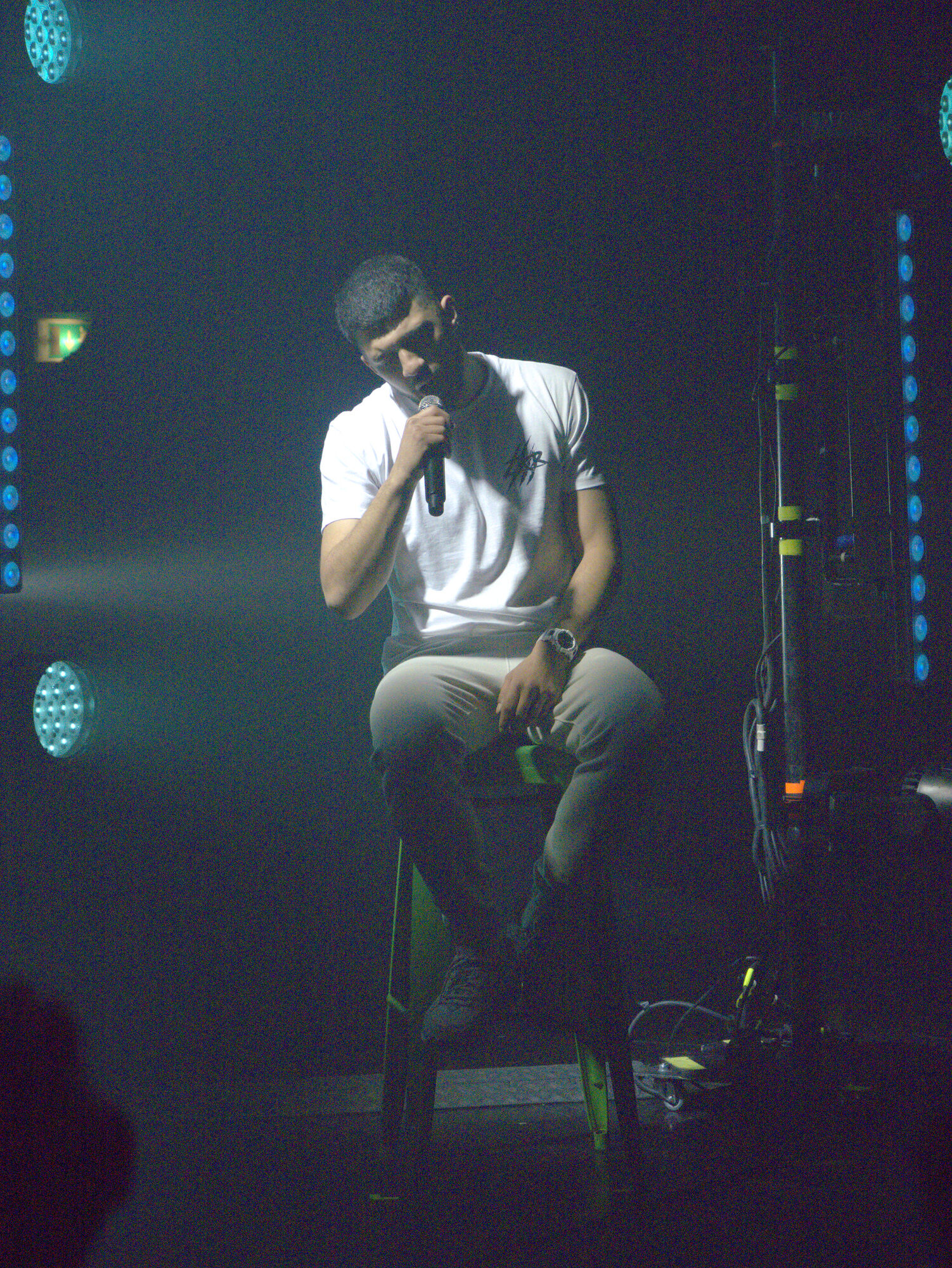 Rappeur ZKR sur scène, lumières chaudes, photo 6